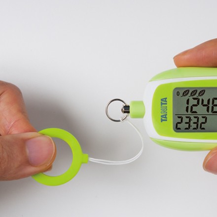 〈タニタ〉 3Dセンサー搭載歩数計【防犯ブザー付】（グリーン）