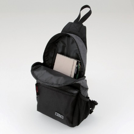 〈a.v.v〉 ワンショルダーバッグ