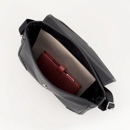 〈a.v.v〉 ショルダーバッグ