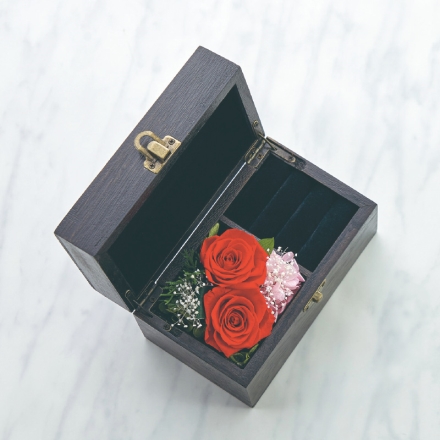 プリザーブドフラワー「 ジュエリーボックス 」 サイズ（約）＝幅15.5×奥行9×高さ9cm 素材＝花材／プリザーブド：バラ（赤系2輪）、アジサイ、カスミソウ、グリーン 造花（グリーン）：ポリエステル ケース：木（桐） 母の日 送料込み