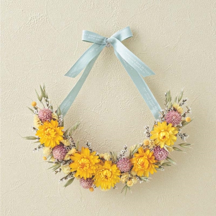 ドライフラワー「 ひだまりリース 」 サイズ（約）＝幅23×奥行4×高さ20cm 素材＝花材／ドライ：ヘリクリサム、千日紅、アマレリーノ、カラス麦、スターチス リースベース／小枝 母の日 送料込み