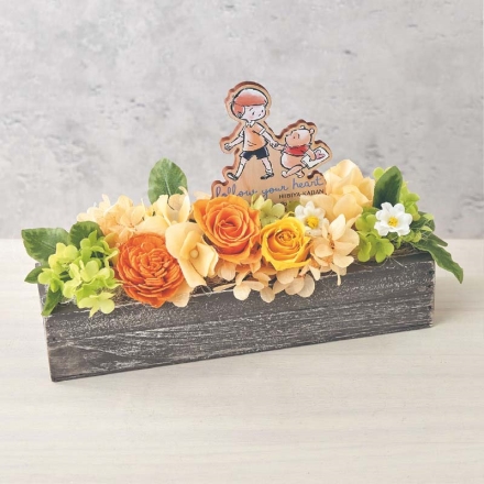 プリザーブドフラワー「 くまのプーさん 」 サイズ（約）＝幅20×奥行7×高さ14cm 素材＝花材／プリザーブド：バラ（オレンジ系1輪、黄色系1輪）、アジサイ 造花（ソーラーローズ、アジサイ、小花、グリーン） 花器：木製 母の日 送料込み