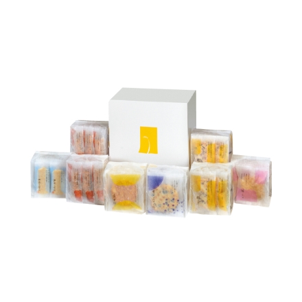 お歳暮のし付き 苑月大箱 きなこ雪餅22枚、越乃豆もち14枚、田舎おかき醤油味22本、黄金揚げ6枚、揚もち5枚、黒大豆せんべい7枚