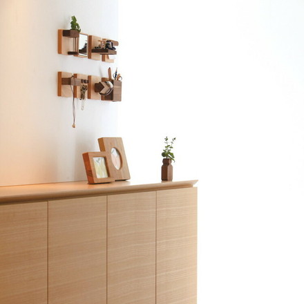 Latree(ラトレ) TILEシリーズ 無垢のボックス 壁掛け クロスピン使用タイプ ビーチ+ウォールナット材 株式会社HIDAKAGU