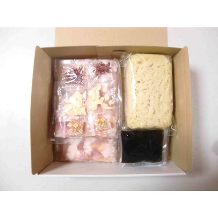 福岡 博多 牛もつ鍋 牛もつ肉（国内産）100g×4袋、ちゃんぽん麺180g×2玉、にんにく3g×2袋、唐辛子0.5g×2袋、白ごま0.7g×2袋、もつ鍋用濃縮スープ85g×4袋