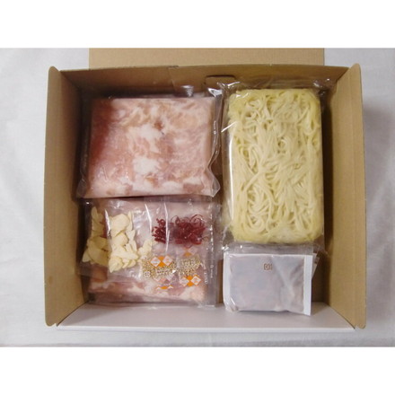 福岡 博多 とんこつもつ鍋 牛もつ肉（国内産）100g×5袋、ちゃんぽん麺180g×2玉、にんにく3g×2袋、唐辛子0.5g×2袋、白ごま×2袋、もつ鍋用濃縮とんこつスープ36g×7袋