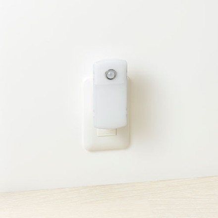 YAZAWA 無接点充電式人感明暗ナイトライト NCHSMN68WH