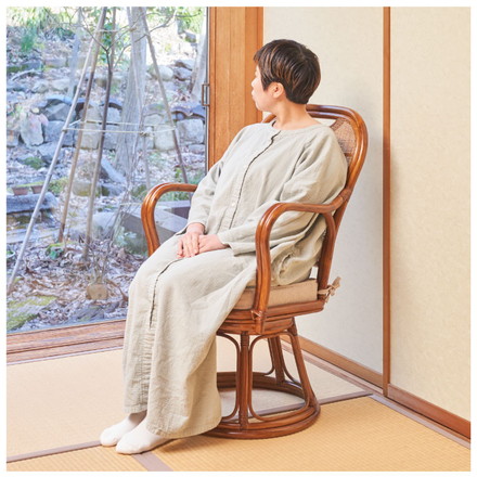 椅子 ラタン チェア 肘掛け高め 背もたれ有 ハイバック 読書やスマホが楽になるラタン回転椅子ハイ 高座椅子 籐