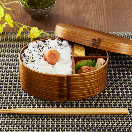 曲げわっぱ 弁当箱 高背小判型 天然木 700ml 1段 お弁当箱 ランチボックス 仕切り バンド付き まげわっぱ ブラウン 漆塗り オーバル 楕円 かわいい 可愛い おしゃれ