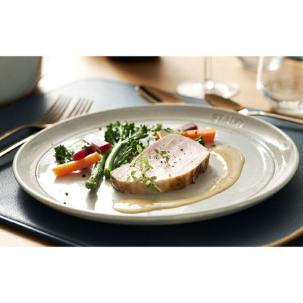 【公式販売店】STAUB サービングプレート26cm カンパーニュ ストウブ プレート お皿 セラミック ダイニングライン 丸皿 フラットプレート おしゃれ 陶器 食器 浅皿 ナチュラルカラー テーブルウェア
