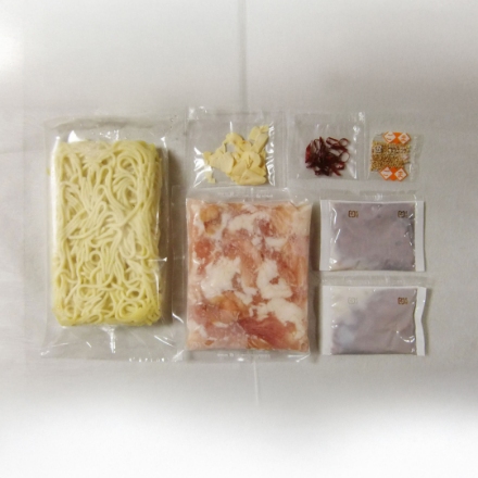 福岡　博多 とんこつもつ鍋(もつ100g×1袋、ちゃんぽん麺180g×1玉、にんにく　3g×1袋、唐辛子0.5g×1袋、白ごま0.7g×1袋、もつ鍋用濃縮とんこつスープ36g×2袋）