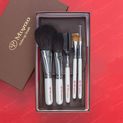 熊野筆メイクブラシ5本セット＆携帯用化粧ポーチ[ショート軸タイプ・ホワイトパール]　癒しの熊野化粧筆　宮尾　広島県　化粧筆専業メーカーの一品