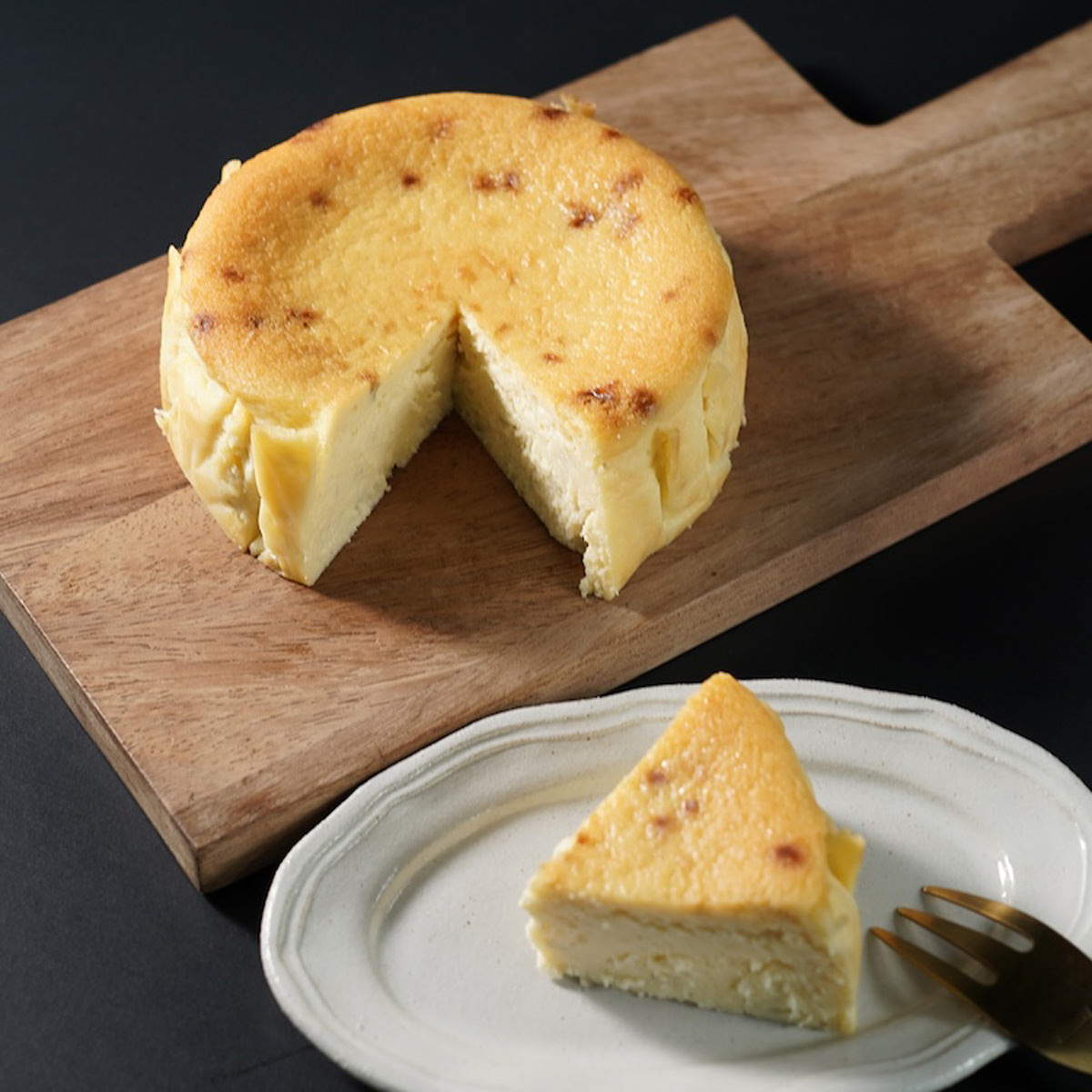 ワインで嗜む大人のプレミアムブルーチーズケーキ〔4号(φ12cm、約360g)〕スイーツ 冷凍