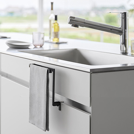 tower タワー キッチンシンク下収納扉タオルハンガー H15 ホワイト 1590