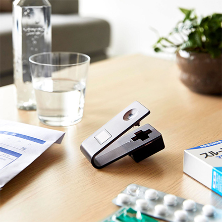 tower タワー 押すだけ簡単マグネット錠剤オープナー ホワイト 10432