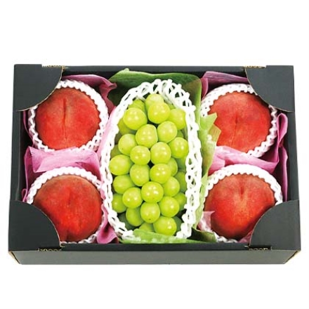 シャインマスカットと白桃 シャインマスカット500ｇ（1房）、白桃4個