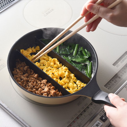 センターエッグトリプルパンmini 20cm 深型 仕切り付き フライパン IH対応 PFOAフリー お弁当 同時調理 時短 時短調理 焼き 茹で 玉子焼き器 卵焼き器 卵1個 コンパクト ソイビーン A-77912 ソイビーン