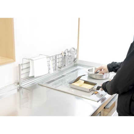伸縮式 シンク奥スタンド 幅62~90cm DX ふきん掛け/フック/箸立て/まな板スタンド 付属 置き型