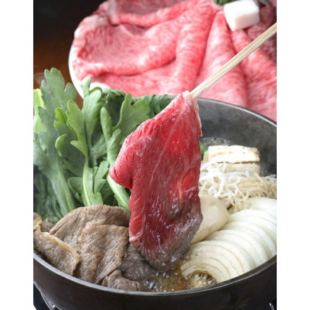 京都モリタ屋 国産 黒毛和牛 赤身 すき焼き セット 黒毛和牛肩モモ400g、割り下1本(200ml)、九条ネギ100g、焼豆腐240g、糸こんにゃく250g、玉葱1個、ささがきごぼう80g、麩×8個、ザラメ100g