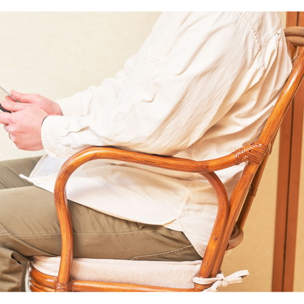 椅子 ラタン チェア 肘掛け高め 背もたれ有 ハイバック 読書やスマホが楽になるラタン回転椅子ハイ 高座椅子 籐