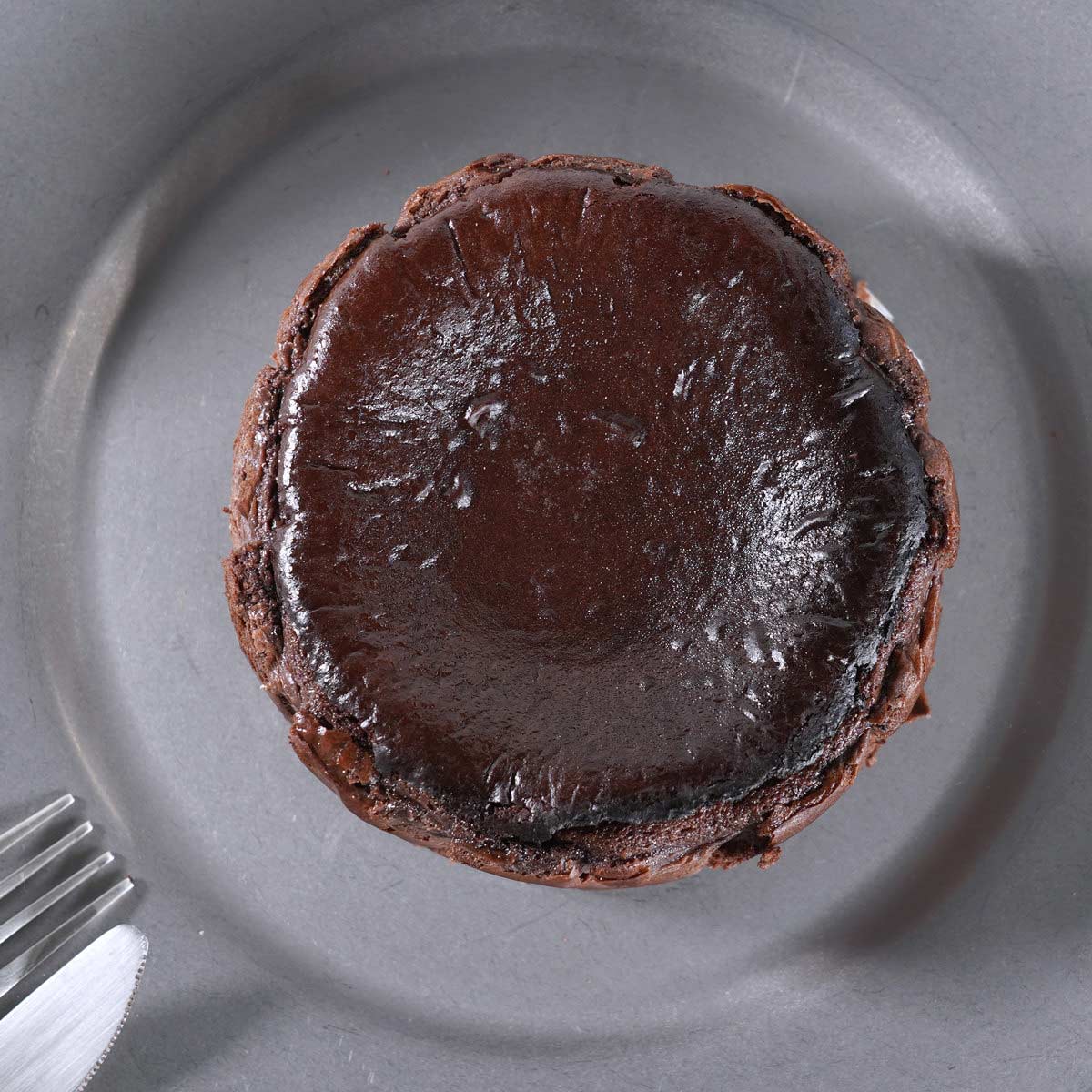 白金バスクチーズケーキ ショコラ〔4号(φ12cm、約360g)〕スイーツ 冷凍