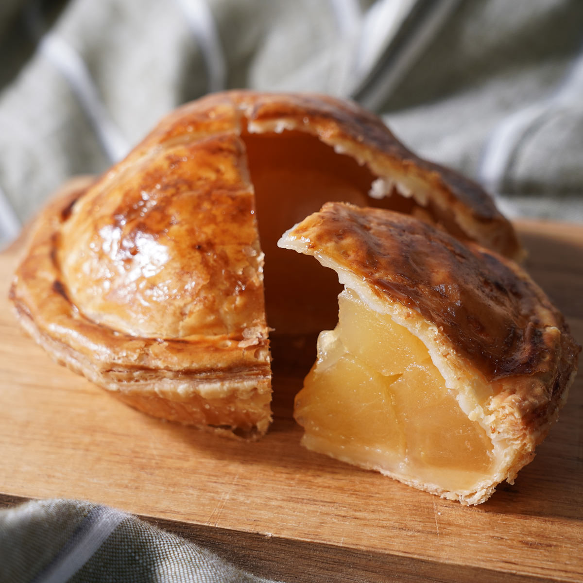 りんごの酸味と甘味を楽しむプレミアム白金アップルパイ〔4号(φ12cm、約330g)〕スイーツ 冷凍