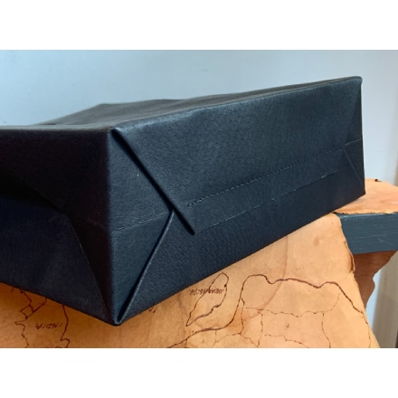 革り小物 Asterisk 紙袋のような革袋・ブラック（A4ヨコ）底補強板付き