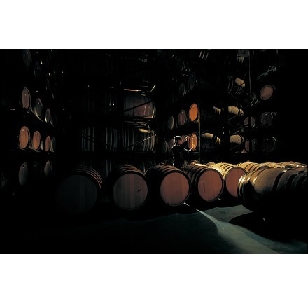JALジャパンプロジェクト 泡盛古酒 グランプリ受賞酒 沖縄の蔵元 ヘリオス酒造 樹齢70年以上のホワイトオーク樽熟成 琥珀色の泡盛 五年古酒ブレンド くら ブラック 30度 720ml クリアケース入りでご贈答用にもオススメです
