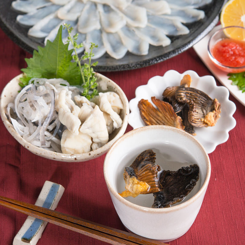 豊後とらふぐ料理セット 養殖2～3人前〔刺身約120g・あら約250g・皮約50ｇ・焼ヒレ・ポン酢・薬味〕