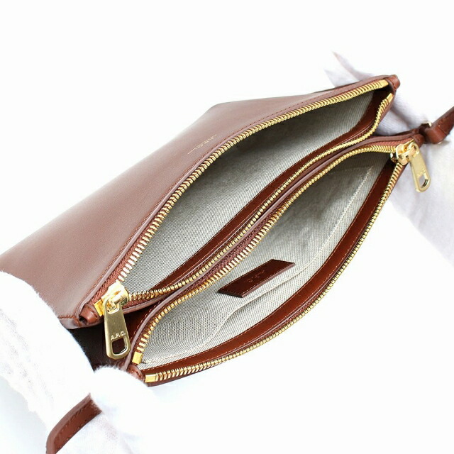 アーペーセー A.P.C. ショルダーバッグ レディース F61404-PXAWV-CAD sac sarah ブラウン 斜めがけ ブランド 高級 おしゃれ プレゼント 女性 実用的 かわいい