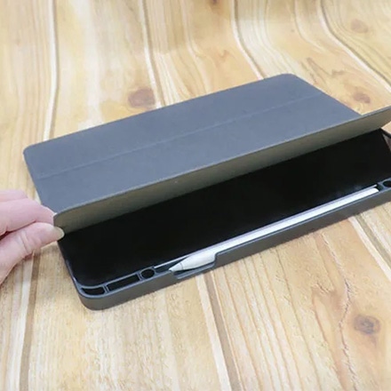 iPad Air 10.9インチ Apple Pencilを収納しながら充電できるホルダー付きケース ブラック