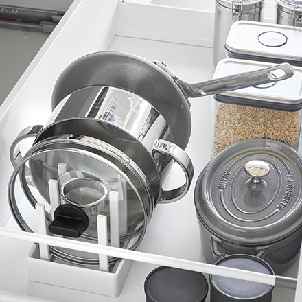 tower タワー シンク下幅調節鍋蓋&フライパン収納スタンド W32 ホワイト 1359