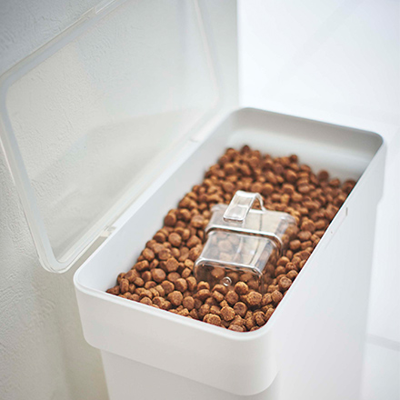 tower タワー 密閉袋ごとペットフードストッカー 3ｋｇ　計量カップ付 ホワイト 5613