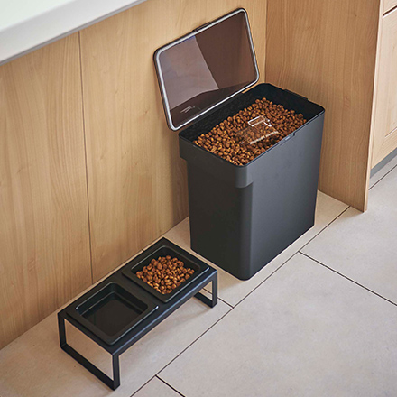 tower タワー 密閉ペットフードストッカー 6.5kg 計量カップ付 ブラック 5616