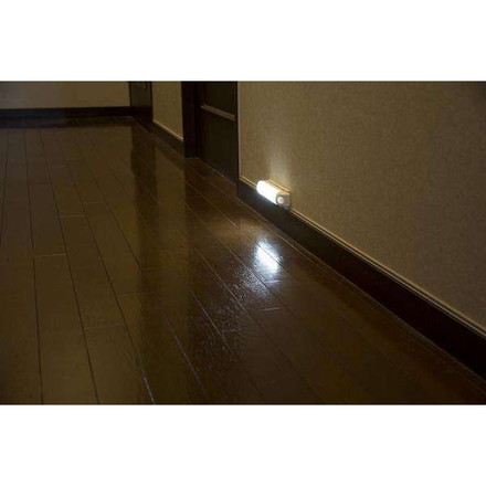乾電池式LEDセンサーライト ウォールタイプ 昼白色 BSL40WN-WV2 アイリスオーヤマ