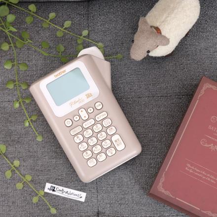 〈ギフトボックスセット〉ブラザー ピータッチ PT-J100W ＆黒テープ TZe-334 12mm幅 金文字 ＆白+透明テープ3本(TZe-221 TZe-131 TZe-131) ＆単4電池4本パック×2個＆クロス