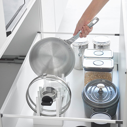 tower タワー シンク下幅調節鍋蓋&フライパン収納スタンド W32 ホワイト 1359