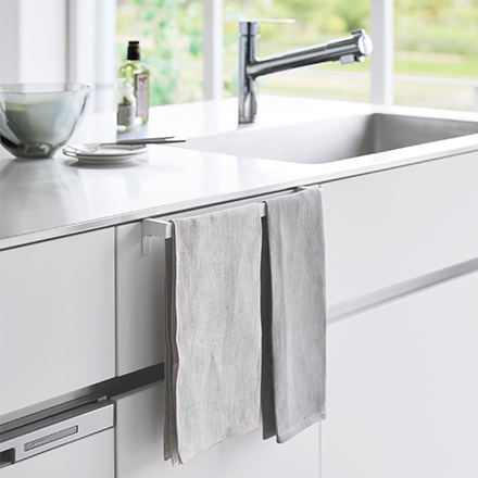 tower タワー 滑り落ち防止キッチンタオルハンガーバー ワイド ホワイト 1810