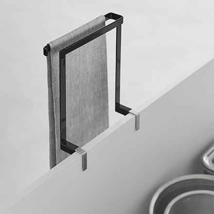 tower タワー キッチンシンク下収納扉タオルハンガー ブラック 1986