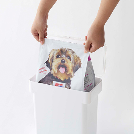 tower タワー 密閉袋ごとペットフードストッカー 3ｋｇ　計量カップ付 ホワイト 5613