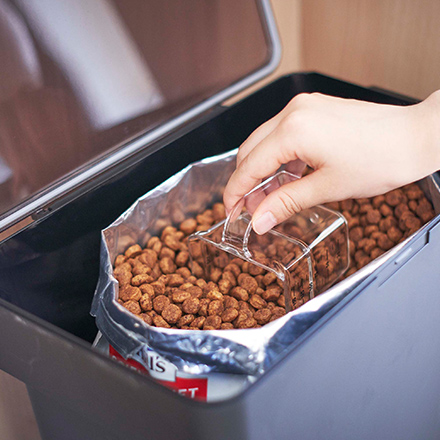 tower タワー 密閉ペットフードストッカー 6.5kg 計量カップ付 ブラック 5616