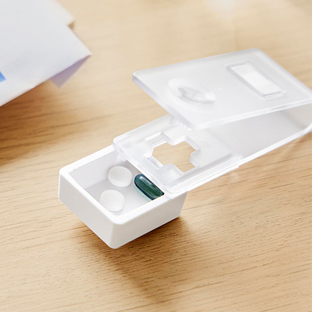 tower タワー 押すだけ簡単マグネット錠剤オープナー ホワイト 10432