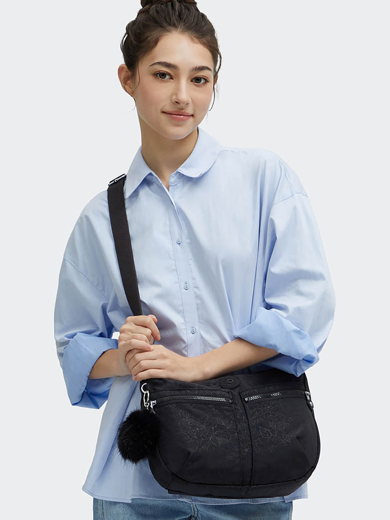 kipling イゼラー ブラックフローラルエンボス ショルダーバッグ