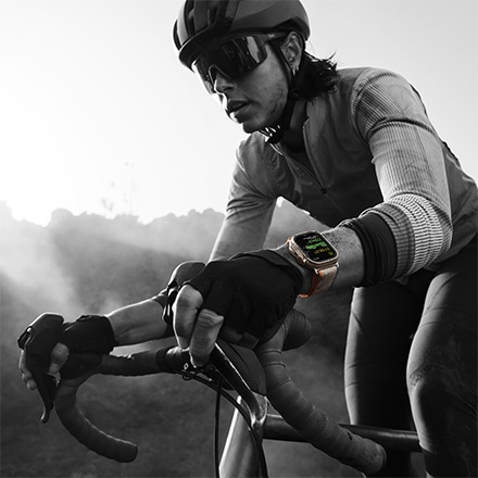 Apple Watch Ultra 2（GPS + Cellularモデル）- 49mmチタニウムケースとブルーアルパインループ-L