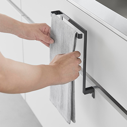 tower タワー キッチンシンク下収納扉タオルハンガー ブラック 1986