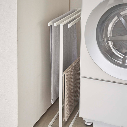 tower タワー 横から掛けられるバスタオルハンガー スリム ホワイト 5576