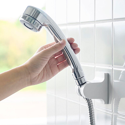 tower タワー 角度が調節できるフィルムフックシャワーホルダー ホワイト 10288