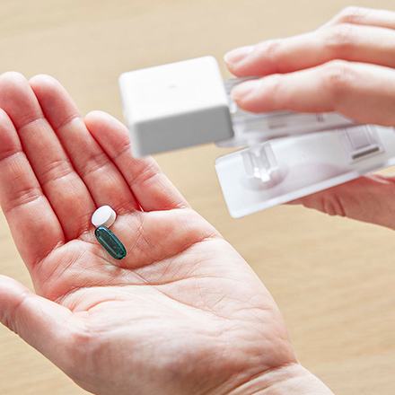 tower タワー 押すだけ簡単マグネット錠剤オープナー ホワイト 10432