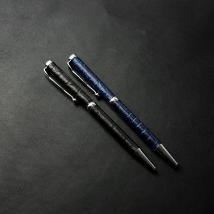 KUBERA9981 革巻きボールペン（クロコダイルレザー × 藍）