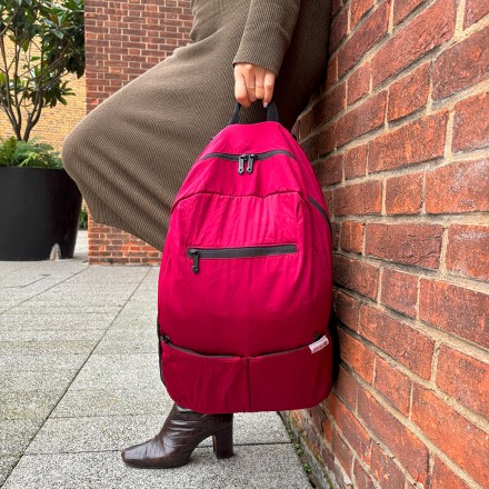 旅先で大活躍 TRAVEL SENTRY 折りたたみ式バックパック レッド